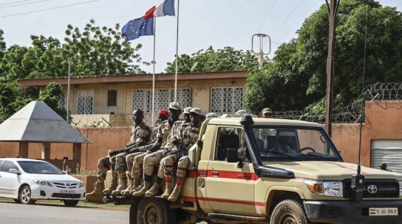 لوموند: فرنسا بدأت مناقشات مع الجيش في النيجر لسحب جزء من قواتها